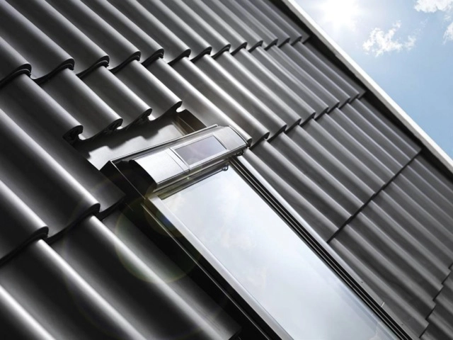 Fenêtre de toit VELUX à rotation - Tout confort - Motorisation Integra Solar - GGU SK06 005730 114x118 
