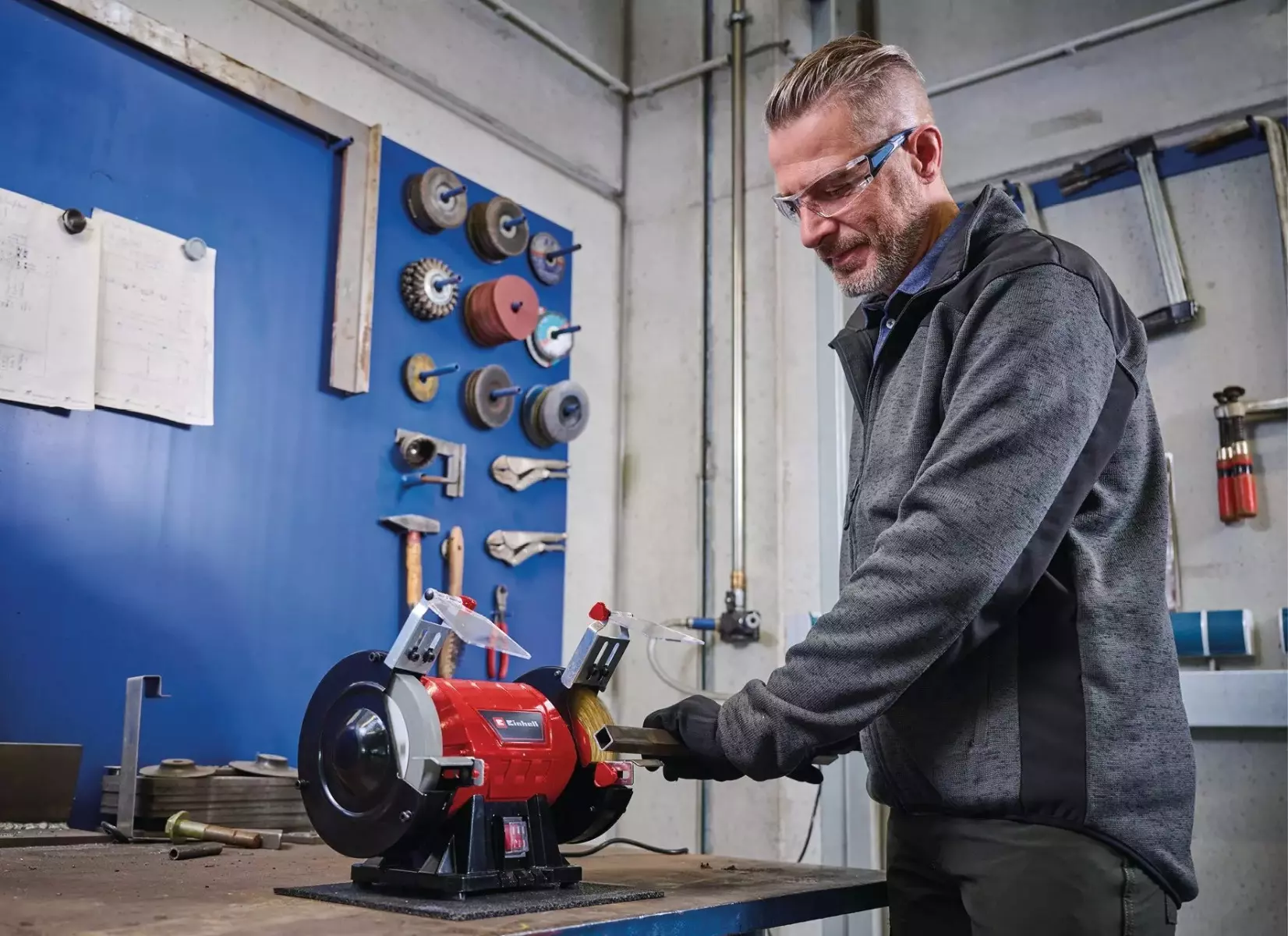 Einhell Touret à Meuler TC-BG 150 B 350W - Meule 150mm Avec Disque-Brosse - Outil Polyvalent Pour Affûtage Et Polissage