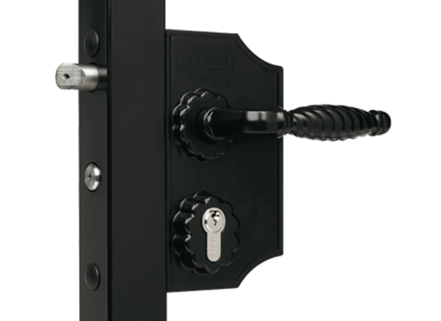 Serrure fer forgé Ral 9005 Noir LOCINOX - portail battant béquille + cylindre - profil 30 à 50 - LAKQ3030 H2L Serrure fer forgé Ral 9005 Noir LOCINOX - portail battant béquille + cylindre - profil 30 à 50 - LAKQ3030 H2L