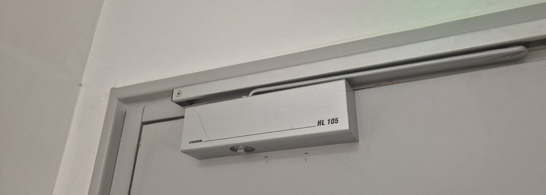 Ferme-porte : bras, coulissant, forces et coloris, comment choisir le bon modèle pour vos besoins ?