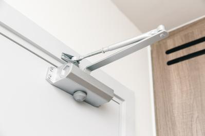 Ferme-porte : bras, coulissant, forces et coloris, comment choisir le bon modèle pour vos besoins ?