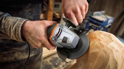 Meuleuse ou ponceuse : quel outil choisir selon vos travaux ?